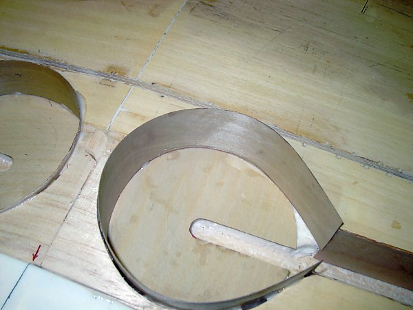 Verkastung der Radschächte mit 0,6mm Sperrholz